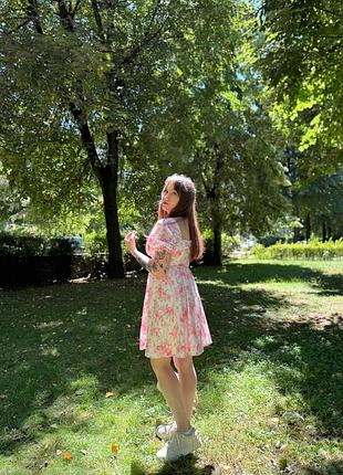 🌸 ніжна літня сукня в квітковий принт з чашками та відкритими плечима s/m