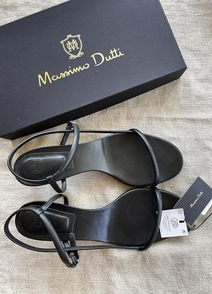Чорні шкіряні босоніжки massimo dutti з тонкими ремінцями та застібкою на пряжку. 41 розмір.