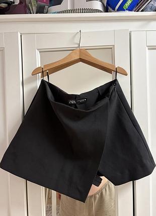 Чорна спідниця-шорти бренду zara з кроєм на запах.