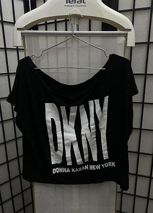 Чорна футболка вільного крою з великим білим логотипом dkny