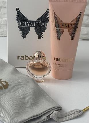 Подарунковий набір rabanne olympéa, до якого входять парфумована вода, лосьйон для тіла та брендована косметичка.