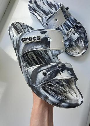 Сланці шльопанці crocs classic marbled нові