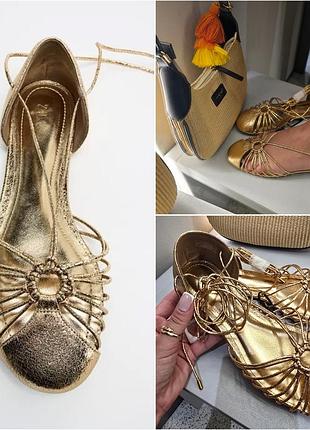 Сандалии zara золотистого цвета.