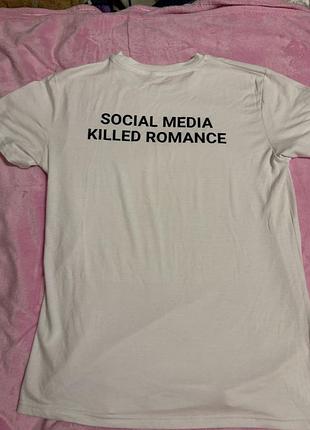 Біла футболка з написом на спині «social media killed romance». ціна 300 грн