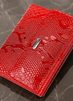 Лакированный кошелек для женщин среднего размера из натуральной кожи с тиснением под рептилию canpellini 21816 красный