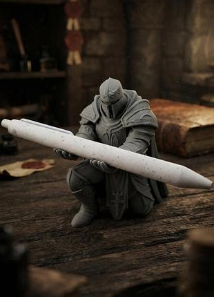 Настільний тримач для ручки лицар на коліні 3d друк / підставка для олівців та пензлів / органайзер фігурка лицар