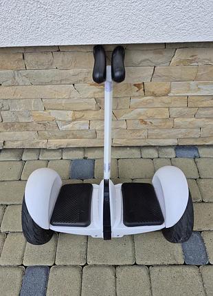 Мини-сигвей (гироскутер) xiaomi ninebot mini белого цвета с колесной базой и коленным движением-кермом.