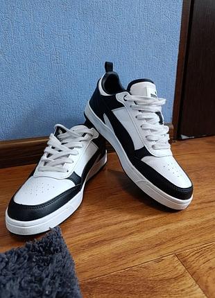 Кросівки puma. стан ідеальний. не одягалися ні разу. мені не бідійшли бо маю широку ногу. шкіряні.