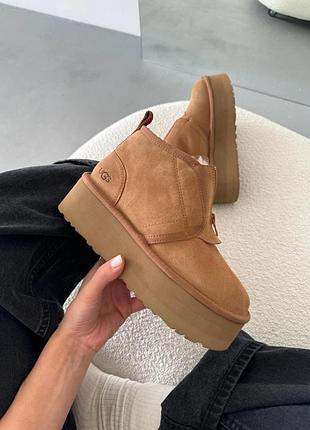 Бежевые замшевые ботинки ugg neumal platform zipper chestnut х угг ньюмел 38