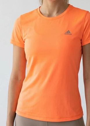Женская футболка бренда adidas