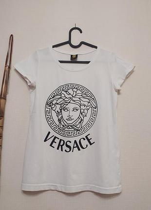 Тонкая,приятная футболка  versace ,в  идеальном состоянии