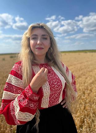 Жіноча червона сорочка вишиванка з бежевою вишивкою та мережкою, блуза вишита в українському стилі