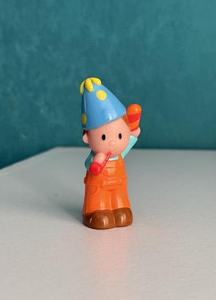 Фігурка хлопчика в святковому ковпаку з набору elc happyland birthday party