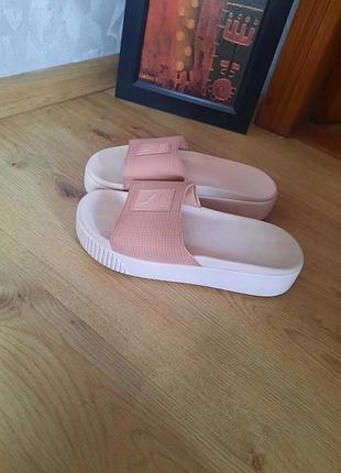 Розовые шлепанцы puma