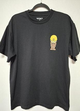 Черная футболка carhartt wip sumimasen с графическим принтом персонажа в желтой каске на груди.
