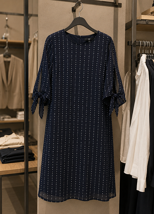 Платье h&amp;m 100% вискоза xs eur 32 темно-синее с принтом рукава с завязками
