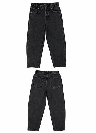 Чорні джинси mom jeans із високою посадкою.