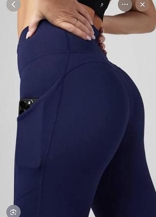 Спортмвні темно-сині легінси fabletics oasis high-waisted з довжиною 7/8 та високою посадкою виконані з м'якої тканини pureluxe.