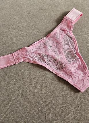 Розовые кружевом трусики стринги victorias secret