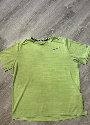 Спортивна футболка nike салатова