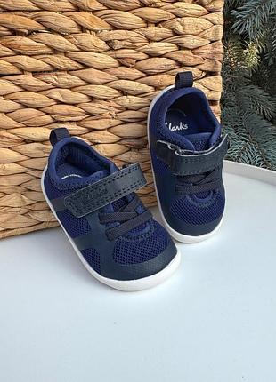 Дитячі кросівки clarks