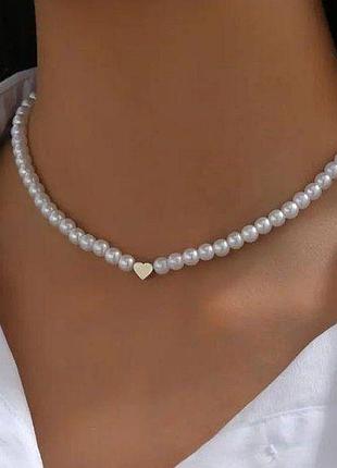 Короткое ожерелье из искусственным жемчугом с сердцем.