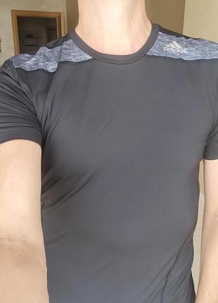 Новая технологичная мужская спортивная футболка adidas techfit fitted ss shkwv black d82187 s