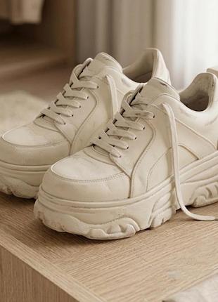 Белые массивные кроссовки на высокой платформе (chunky trainers) бренда new look.