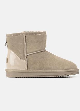 Бежевые женские угги ugg classic mini beige lacquer х угг мини 39
