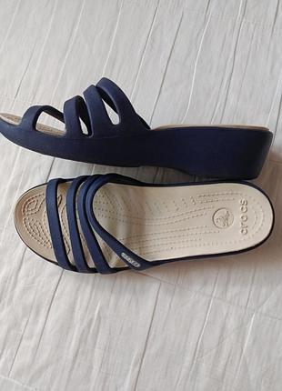 Женские шлёпки crocs.