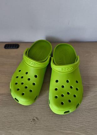Шлепанцы crocs.