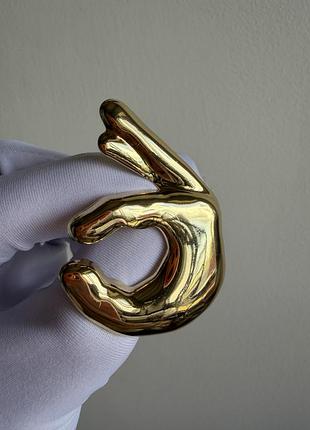 Металева брошка «жест ok» — золота металева брошка у формі руки
