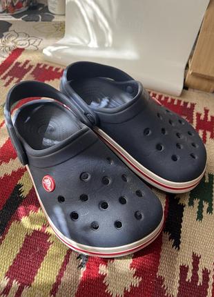 Темно-сині сабо 31-32 розмір crocs crocband (модель 11016) з характерною червоно-білою смугою на підошві.