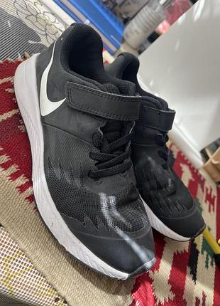 Дитячі кросівки nike star runner виконані в чорному кольорі з білим логотипом