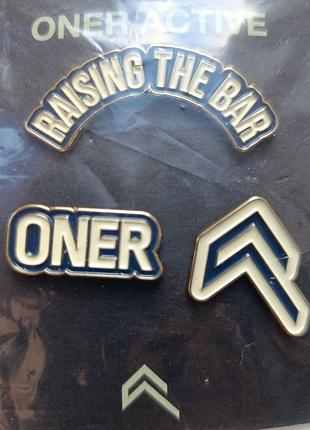 Комплект значків від бренда спортивного одягу oner active sport