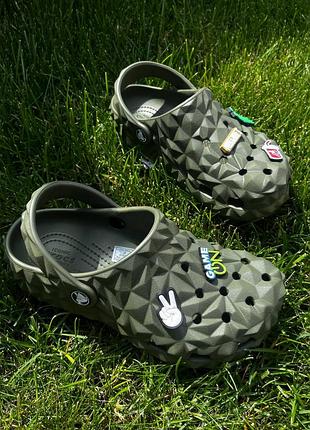 Сабо crocs classic geometric kids  crocs geometric kids crocs geometric army хакі