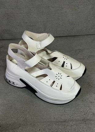 Білі жіночі сандалії fashion