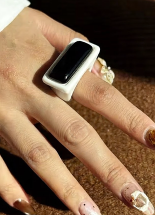Белое массивное кольцо с черной горизонтальной вставкой