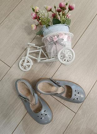 Дитячі шкіряні туфлі clarks у сірому лакованому кольорі. розмір стопи 17,5-18 см
