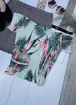 Літня блуза guess l м’ятна блуза в тропічний принт облягаюча блуза на гумці з відкритими плечами
