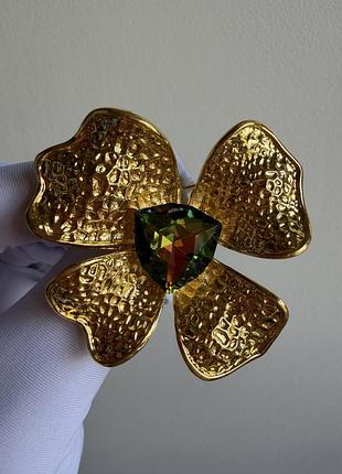 Металева брошка «золота квітка» з великим зеленим кристалом – вінтажна декоративна брошка