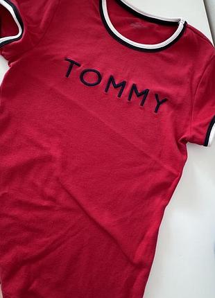 Червона футболка з лого tommy hilfiger