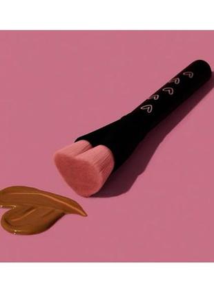 Кисть для тональной основы в форме сердца - mary kay