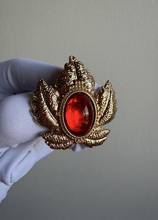 Металева брошка «золоте листя з червоним каменем» – вінтажна брошка листок