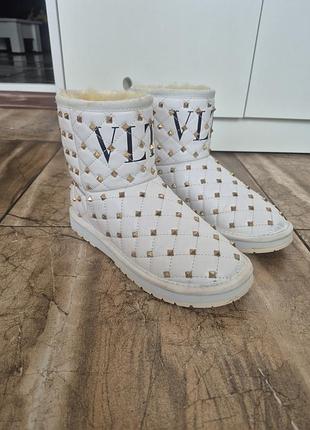 Кожаные угги стеганные с заклепками valentino зимние сапоги