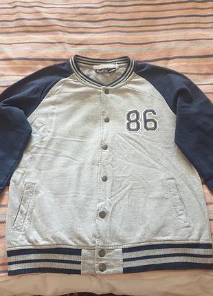 Эта серо-синяя толстовка на кнопках в стиле бейсбольной куртки (varsity jacket) выполнена брендом pepperts.