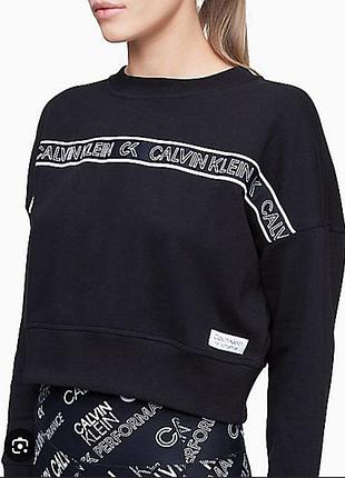 Укороченный свитшот calvin klein в черном цвете с брендированной лентой по верху груди худи кофта кельвин кляйн толстовка свитер