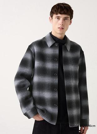 Куртка-сорочка в карту uniqlo на ґудзиках