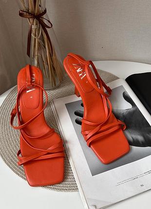 Помаранчеві босоніжки zara на каблуку з квадратним мисом