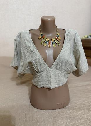 Льняна блуза бежевий топ від шведського бренду gina tricot. кроп-топ із глибоким v-подібним вирізом (plunge) та еластичною збіркою рукав кажан льон